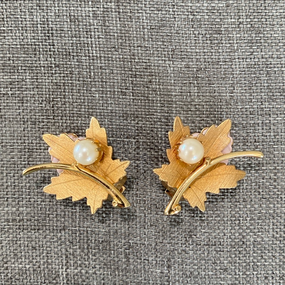 Vtg SARAH COVENTRY Pearl MapleLeaf Earrings (Clip)